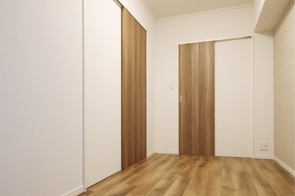 オーク柄の建具が白の壁に映える部屋