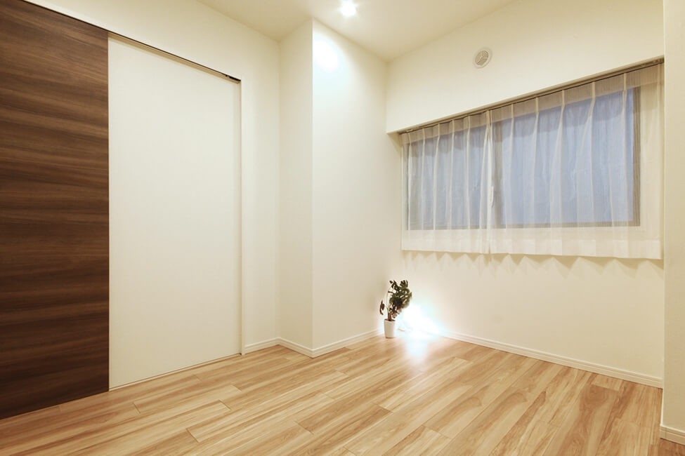 角にルームライトを置いている部屋