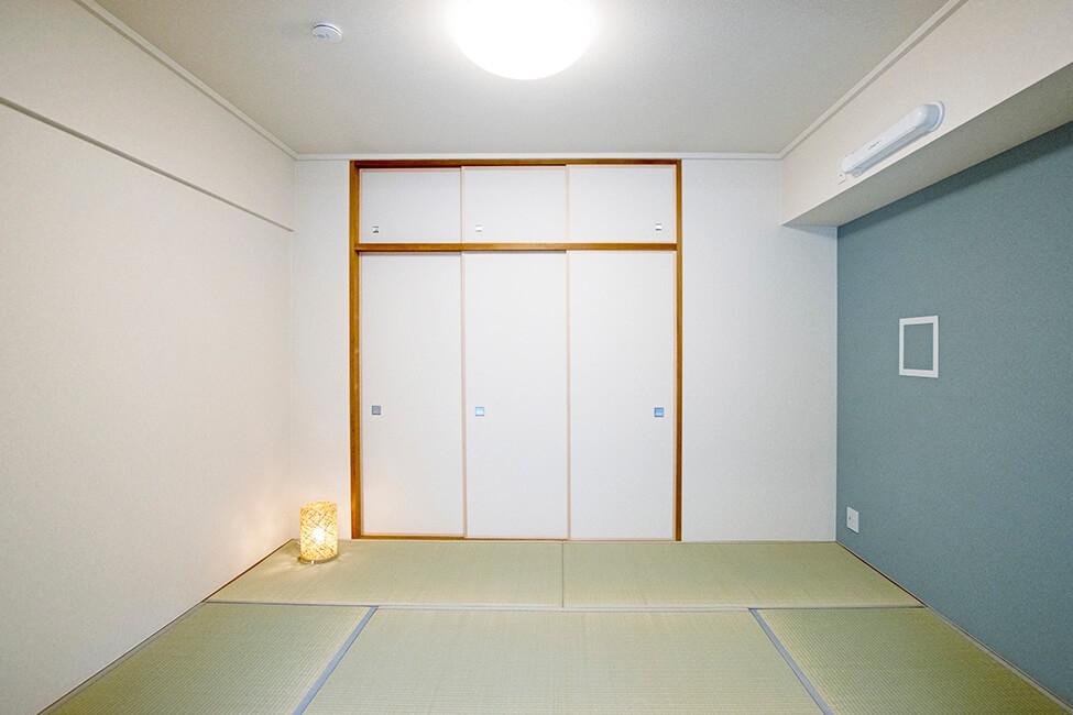 フォググレーの壁がある和室