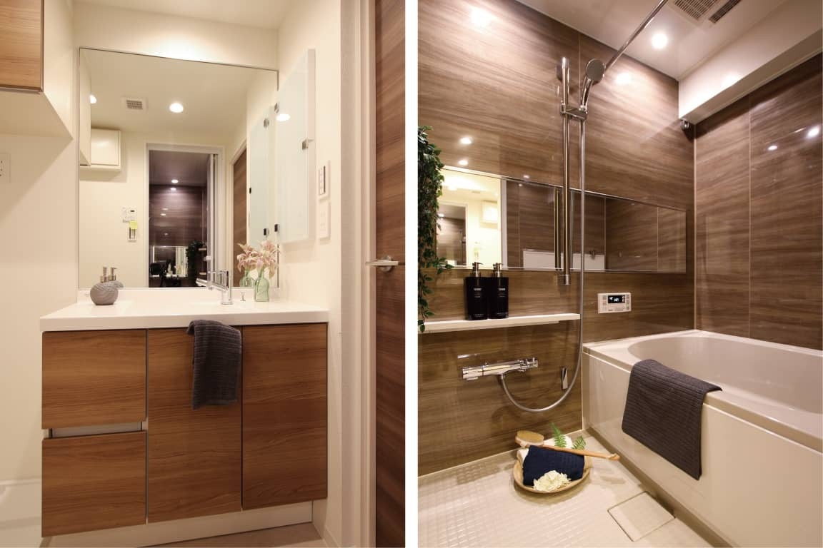 洗面台と鏡面パネルが美しいバスルーム