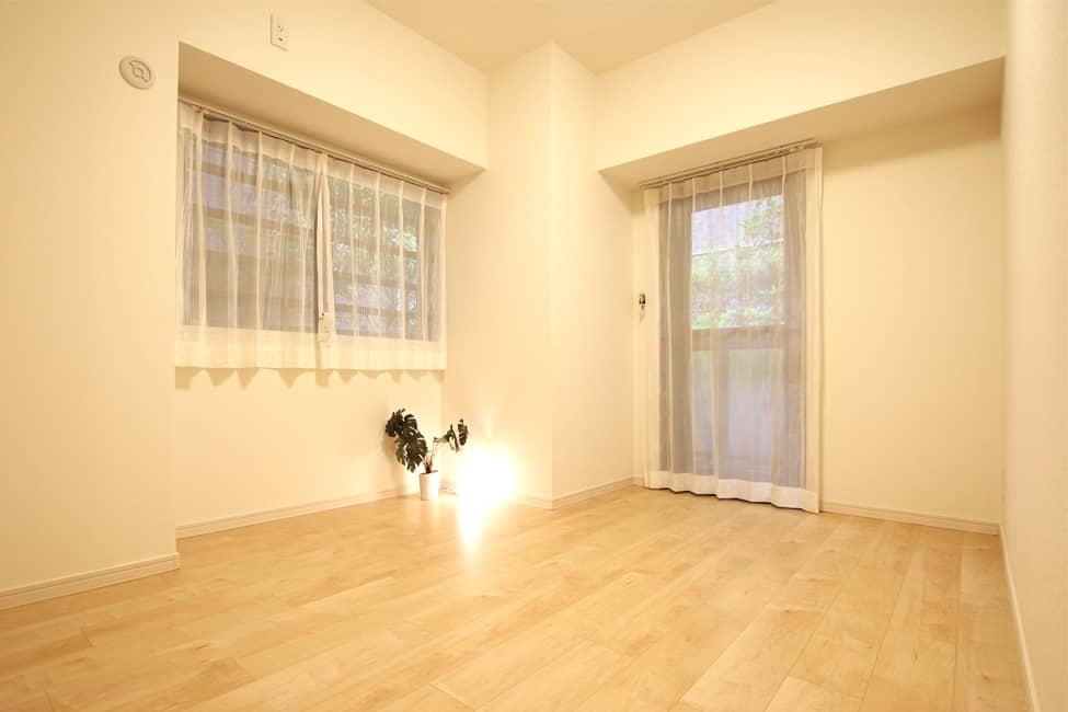 白を基調とした内装のマンションの洋室