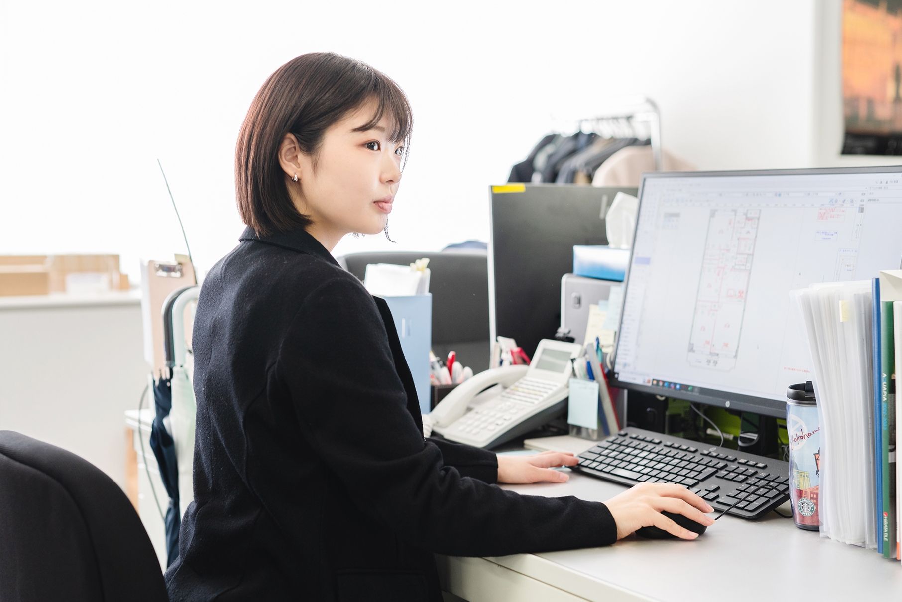 ダイニングテーブルがある13帖のリビング
