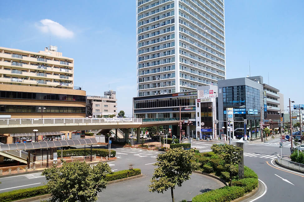 青空で明るい上尾駅周辺
