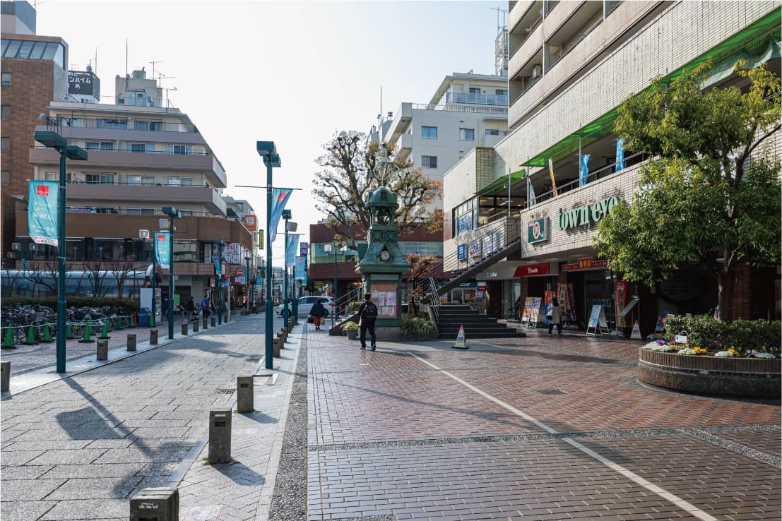 東急東横線綱島駅前商店街にある広場