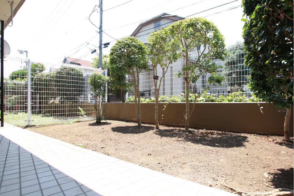 日当たりの良いテラス付きの専用庭