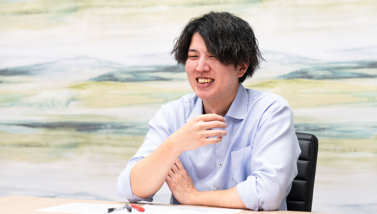 笑顔でインタビューに答える藤澤プランナー