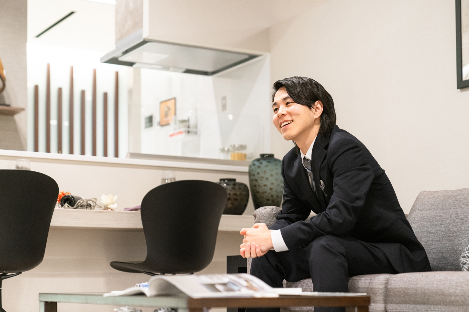 笑顔でインタビューに答える尾崎プランナー